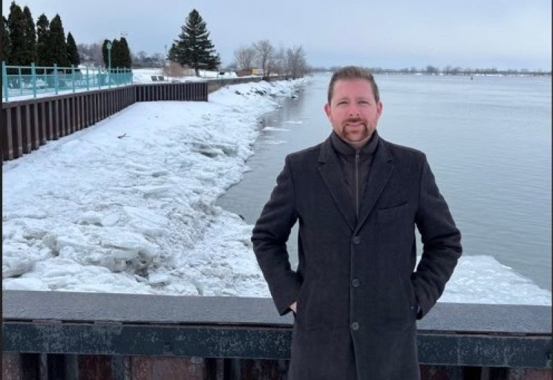 Le député Xavier Barsalou-Duval estime avoir un appui de taille dans sa lutte pour protéger les berges des Grands Lacs et du fleuve Saint-Laurent.