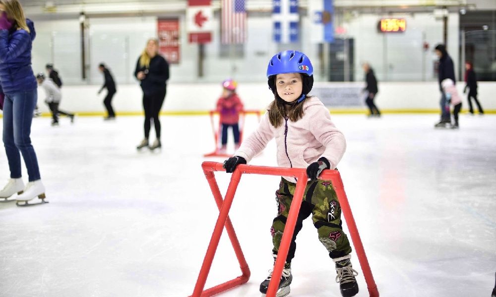 Enfant sur patinoire intérieure