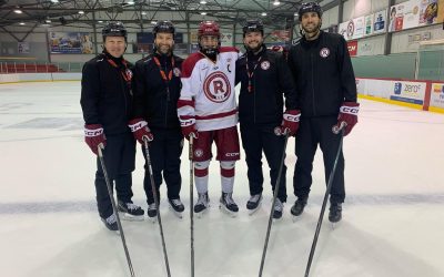 Le capitaine Aiden Kirkwood est entouré du personnel d'entraîneurs du CCL. Photo: Riverains du Collège Charles-Lemoyne