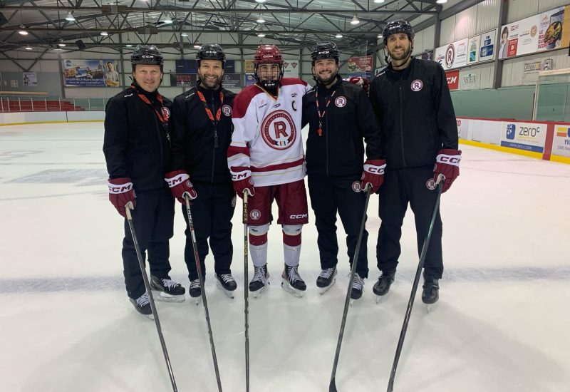 Le capitaine Aiden Kirkwood est entouré du personnel d'entraîneurs du CCL. Photo: Riverains du Collège Charles-Lemoyne