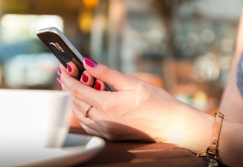 Femme avec téléphone