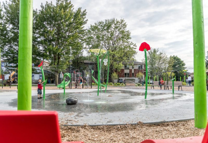 Les jeux d'eau du parc James-Darby à Brossard. Ils sont verts.