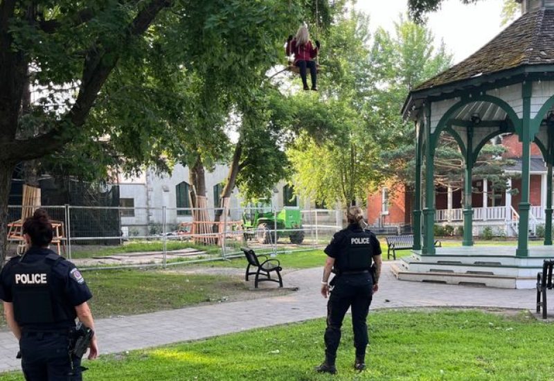 Déploiement policier à Longueuil pour une femme perchée sur une balançoire