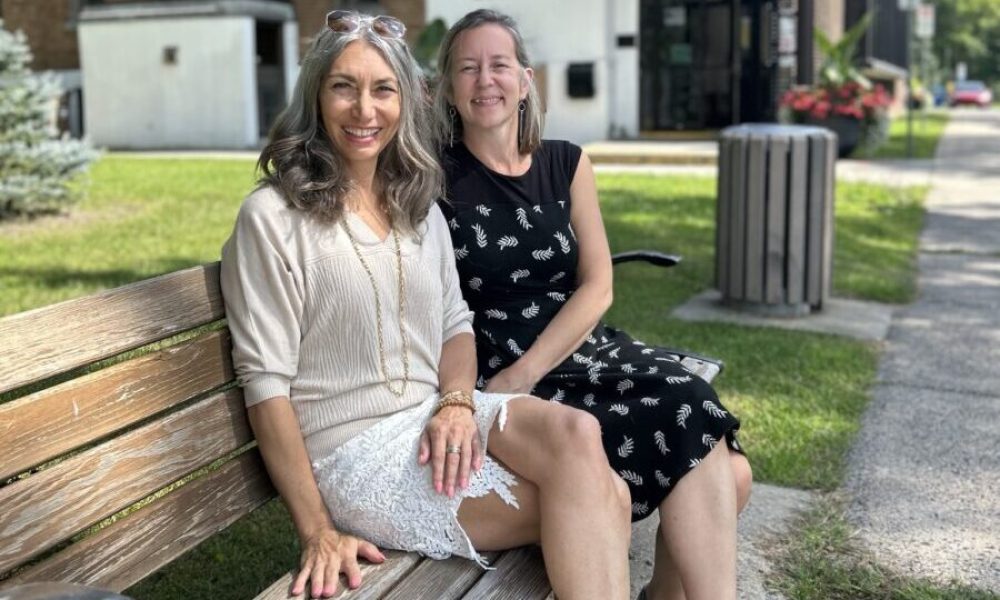La Directrice générale, Martine Vallières, à gauche et la mairesse de Beloeil, Nadine Viau, à  droite. 
Photo : La Ville de Beloeil (courtoisie).