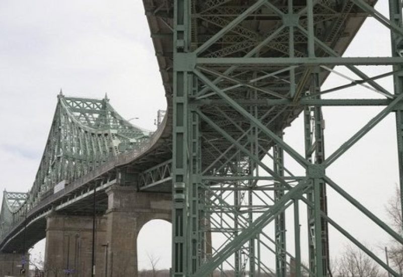 Une fuite d'eau majeure au pied du pont Jacques-Cartier